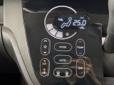 【オートエアコン】一度お好みの温度に設定すれば、車内の温度を検知し風量や温度を自動で調整。暑い&hellip;寒い&hellip;と何度もスイッチ操作をする必要はありません。快適な車内空間には必須の機能ですね♪