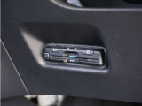 【アダプティブクルーズコントロール】ステアリングのスイッチを操作するとミリ波レーダーで先行車との距離を測定。設定を適切に保ちながら加速・減速、さらに停止まで自動に追従します。