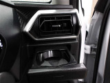運転席のカップホルダーはエアコンの吹き出し口にありますので冷やしたり温めたりすることが出来ます☆