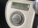 【オートエアコン】一度お好みの温度に設定すれば、車内の温度を検知し風量や温度を自動で調整。暑い&hellip;寒い&hellip;と何度もスイッチ操作をする必要はありません。快適な車内空間には必須の機能ですね♪