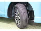 タイヤサイズ 165/65R14。 スタイリッシュなデザインの純正アルミホイールを装着しています。