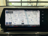 BMWのナビゲーションは操作性も良く、詳細な地図情報と交通状況を見やすく表示し、快適なドライビングをサポートしながら目的地までナビゲートします。