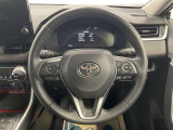 快適な操作性の運転席、ハンドルも綺麗に清掃済みです!もちろん安全を守るエアバッグも装備しているので安心してお乗りいただけます(^^)