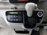 【オートエアコン】任意に設定して頂いた車内室温を保ってくれます!寒かった暑かったりでわざわざ調整することもなくなりますので、運転に集中出来ます。あると嬉しい機能のひとつです。