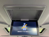 【後席モニター】家族や友人とお出かけする機会が多い方に大人気の後席モニターを装備!見やすい位置に画面がありテレビやDVDの視聴も快適!友達もお子様も、後席にしか乗らなくなるかも??