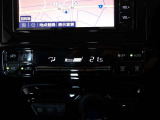 オートエアコンです。車内を設定温度に保ち、快適空間をキープします。