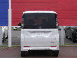 360&deg;セーフティアシスト(全方位運転支援システム)。インテリジェント LI(車線逸脱防止支援システム)&LDW(車線逸脱警報)、インテリジェント FCW(前方衝突予測警報)など安全装備も充実しています。