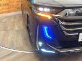 【LEDヘッドライト】悪天候や夜間走行時も良好な視界を確保し安心して運転できる高輝度LEDヘッドライトを装備!点灯速度が早く、消費電力も抑えられています。