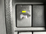 【リヤクロストラフィックアラート(RCTA)】駐車スペースから出る時に後方を横切ろうと接近してくる車両を検知しお知らせします。ショッピングモールなど大型商業施設の混雑した駐車場でも安心ですね♪