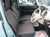 女性の方ももちろんですが、運転席側、助手席側の足元スペースが広いので男性の方が運転しても窮屈になりにくいですよ!
