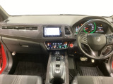 車内は光触媒抗菌消臭施工済です。スタイリッシュなデザインでスポーティなインパネ周りを演出します。グローブボックスやカップホルダーのほかにトレーなどたくさんの収納スペースが付いています。