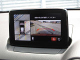 車体がシースルー(透過)して周囲の見通しを高めた設計の『360&deg;シースルービューモニター』を搭載。大きな車体でも、上空から見下ろす正確な視点で、狭い道や駐車をサポートします。