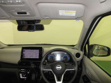 ドライバー目線で、使いやすく安全操作性と良好な視界を実現した運転席です。