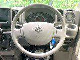 インテリアに合わせたデザインのステアリングは、運転される方のことも考え、運転しやすい形状、大きさです。是非一度、実際に触ってお確かめください。