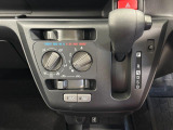 エアコンはダイヤルを回すだけで温度と風量調節ができるので暑い夏や寒い冬も車内快適です♪
