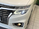 【LEDヘッドライト】悪天候や夜間走行時も良好な視界を確保し安心して運転できる高輝度LEDヘッドライトを装備!点灯速度が早く、消費電力も抑えられています。