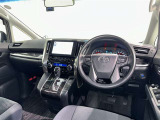 運転席まわりです。 各操作スイッチは使いやすい位置に配置されてます。