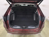 リアシートの背もたれを倒してさらに広々としたトランクスペースになります。段差も少なく荷物の出し入れもしやすくなっています。