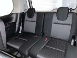 3列目シートは跳ね上げ式で折りたたみ可能です。キャンプ用品など大きな荷物もばっちり収納可能です!