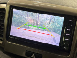 【バックカメラ】駐車時に後方がリアルタイム映像で確認できます。大型商業施設や立体駐車場での駐車時や、夜間のバック時に大活躍!運転スキルに関わらず、今や必須となった装備のひとつです!