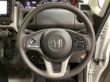 ハンドルにHondaセンシング系のクルーズコントロールやレーンキープアシストなどのスイッチと、オーディオの操作スイッチが装備されています。ハンドルから手を離さず安全に操作できます。