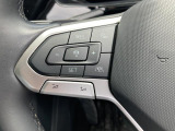 ◆クルーズコントロールにレーダーセンサーを組み合わせ、先行車を測定し設定されたスピードを上限に自動で加減速を行います。一定の車間距離を維持することで、長距離走行でのドライバーの疲労を低減させます。