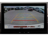 【バックモニター】 後退時に車両の後ろ側を表示します。車庫入れなどでバックする際に安心です。