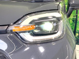 【LEDヘッドライト】悪天候や夜間走行時も良好な視界を確保し安心して運転できる高輝度LEDヘッドライトを装備!点灯速度が早く、消費電力も抑えられています。