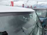 【スズキ】デュアルカメラブレーキは、前方の車両や歩行者をカメラで検知し、衝突の危険がある場合にブレーキを作動。事故リスクを軽減し、安全な運転をサポートします。