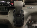 CVT車のセレクトレバーです。低速から高速まで、変速ショックのないスムーズな走りを実現するとともに、エンジン効率のよい領域を維持することで燃費にも貢献します。