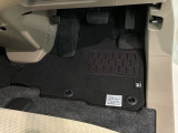 新品の純正フロアマット付きです。ドライブの際に気分良く乗って頂けます。