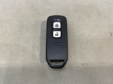 スマートキーを装備しています。鍵を差し込むことなくドアロックの開け閉めと、スタートボタン操作でのエンジンスタートができます。