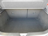 日常の使用に十分な広さの荷室です♪簡単な操作でシートアレンジもできます♪