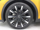 21インチアルミホイール(切削光輝+ブラック塗装)を装着しています。タイヤサイズ225/45R21