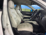 運転席シート廻りは使用感も少なく、良好な状態となっています。前オーナー様が丁寧に使っていたことがよくわかりますね。