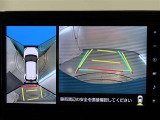 パノラミックビューモニター付きです。車両を上から見たような映像をディスプレイオーディオ画面に表示。運転席からの目視だけでは見にくい、車両周辺の状況をリアルタイムでしっかり確認できます。