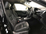 高いホールド性で運転姿勢が安定します。長距離ドライブでも疲れにくいのが魅力です。快適なドライビングライフをお送りください♪