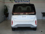 バックドアを横断するロングタイプのLEDリヤコンビネーションランプを軽初搭載。荷室を犠牲にしないランプが、バックドア全体を美しく光らせます。