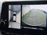 アラウンドビューモニターで運転席からクルマの前後左右の状況を確認できます。