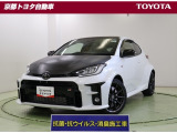 小回りがきいて、走りも爽快な【ヤリス】。4WD・6速M/T・ターボ搭載。走りに特化したGRバージョンです。大きく開いたフロントグリルのワイルドさに目を惹かれますね。この車は、車検整備付きです。