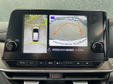 上からまる見え!アラウンドビューモニターの画像です。純正ナビに映してあります。お車を真上から見たような映像をミラーやナビ画面に映し出す事によって、車両の周囲を確認し、駐車時や発進時の運転をサポート。