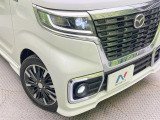 【LEDヘッドライト】悪天候や夜間走行時も良好な視界を確保し安心して運転できる高輝度LEDヘッドライトを装備!点灯速度が早く、消費電力も抑えられています。