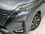 【LEDヘッドライト】悪天候や夜間走行時も良好な視界を確保し安心して運転できる高輝度LEDヘッドライトを装備!点灯速度が早く、消費電力も抑えられています。
