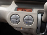 【オートエアコン】温度を設定すれば自動で快適な車内温度を保ちます。エアコン内部の高性能脱臭フィルターで車内のアレルゲンや花粉を除去。