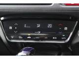タッチパネル式フルオートエアコン。車内の温度設定だけでなくスギ花粉やホコリなどのほか、アレルギー性疾患を引き起こすアレルゲンをほぼシャットアウトするアレルフリー高性能脱臭フィルターを装備しています。