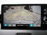 バックカメラの画像です。ガイドラインがスムースな車庫入れをサポートいたします。車庫入れの安心感がアップしますね。