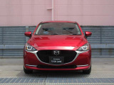 精悍な表情のMAZDA2のフロントマスク。夜間も遠くまで明るく照射するLEDヘッドライトを装備し、視界の確保はもちろん省電力性にも優れています。スタイリッシュなデザインと安心の走りを届けます。