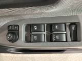 狭い駐車場で便利な電動格納ドアミラーが付いています。