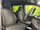 運転席まわりには十分なスペースがあり、大柄な方でもゆったり運転していただける環境です。