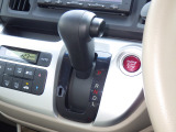 インパネシフトだから視線の移動も少なく足元もスッキリ♪運転席もゆったりしているのでゆとりを持ってドライブできますね!